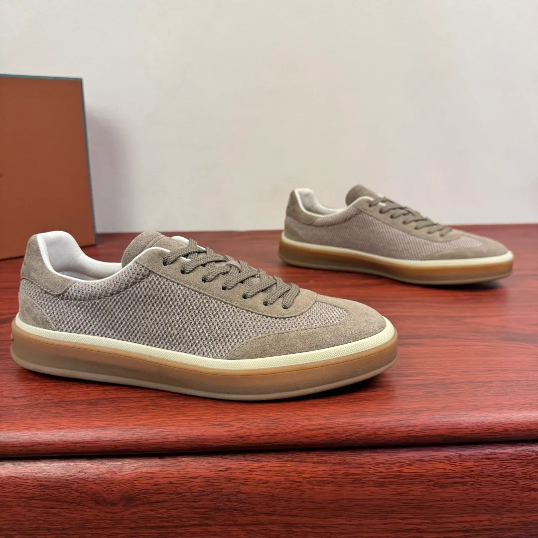 Batch 740 Loro Piana Tennis Walk men's moral training sneakers! These new textured leather tennis shoes feature an ultra-low-top design for year-round wear and are water-resistant. The wrapped sole creates an effortlessly attractive color combination that harmoniously blends functionality with understated style. The ideal footwear option for urban dressing. The heel is decorated with a soft calfskin tongue with Kummel color inserts and an embossed LP logo. Cotton shoelaces. Material: Upper: Gray woven stitching with cowhide accents! Sole: Rubber lining: Cow leather original rubber sole, excellent foot comfort, complete package! Size: 39-40-41-42-43-44 leather shoe size (can be customized to 38.4546) Item number: FAM1316 white gray